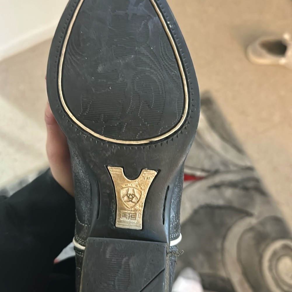 A 6.5 area black with white detail